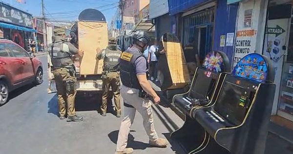 Cachan a dos personas tras descubrir un casino clandestino en la calle Franklin.