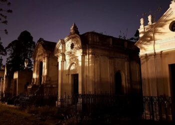 En Recoleta, luminarias solares iluminan circuito nocturno patrimonial en el Cementerio General, en colaboración con la UTEM.