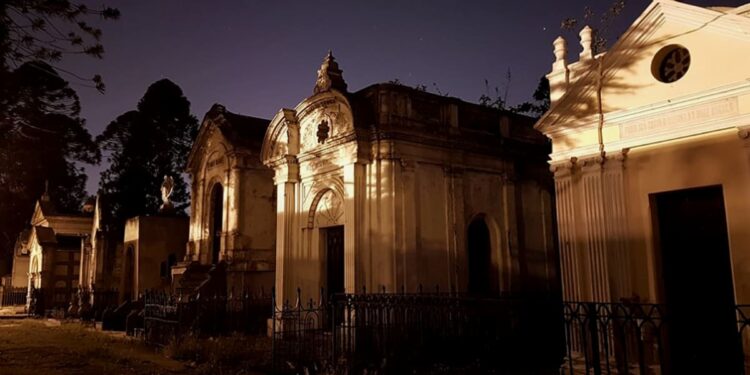 En Recoleta, luminarias solares iluminan circuito nocturno patrimonial en el Cementerio General, en colaboración con la UTEM.
