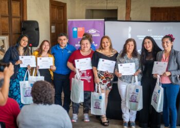 Empoderamiento y capacitación: San Clemente certifica a 52 mujeres del programa Jefas de Hogar.