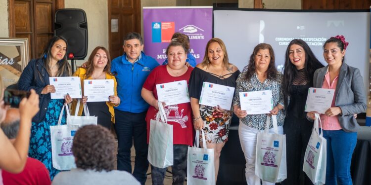 Empoderamiento y capacitación: San Clemente certifica a 52 mujeres del programa Jefas de Hogar.