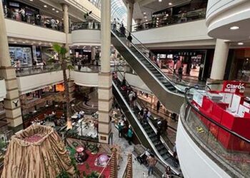 Acciones de centros comerciales casi se duplican en valor en la bolsa durante 2025.