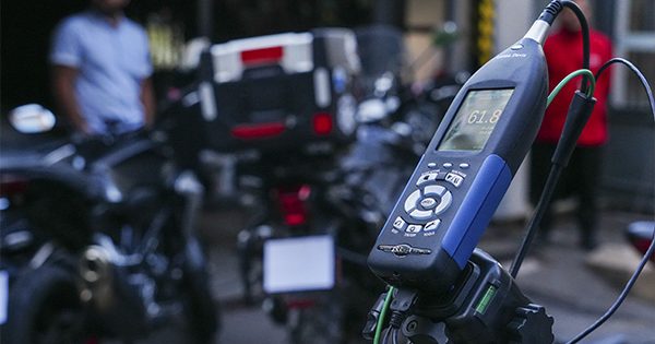 Autoridades comienzan a revisar la norma de ruido de los vehículos: el primer foco serán las motos.
