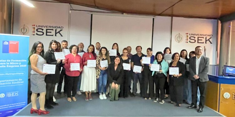 Emprendedores de Santiago culminan la Escuela de Capacitación para Micro y Pequeñas Empresas.