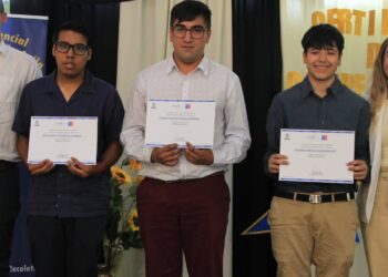 Estudiantes de Recoleta reciben su certificado del Programa de Inclusión Laboral.