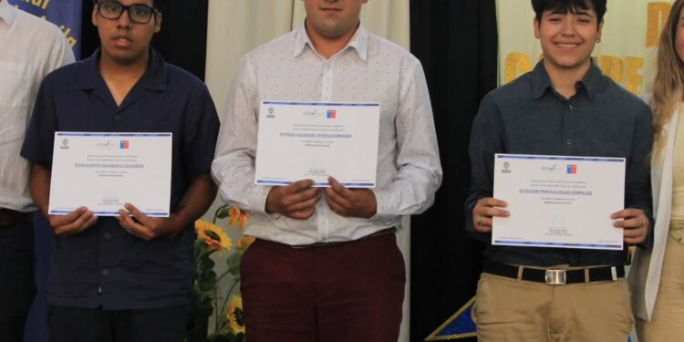 Estudiantes de Recoleta reciben su certificado del Programa de Inclusión Laboral.