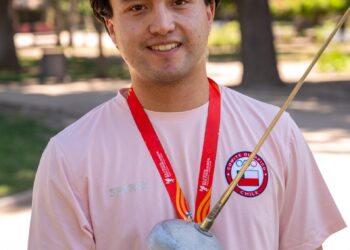De charanguista a medallista: Felipe González, el esgrimista que llena de orgullo a San Bernardo.