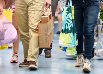 La actividad económica crece un 2,2% en octubre a pesar de la caída en la minería, con un notable aumento en el comercio.