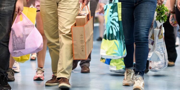 La actividad económica crece un 2,2% en octubre a pesar de la caída en la minería, con un notable aumento en el comercio.