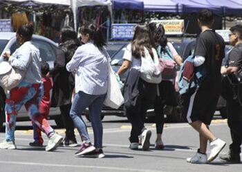 Cadem: El optimismo en Chile alcanza su mayor nivel en 7 años, pero la tensión por la migración va en aumento.