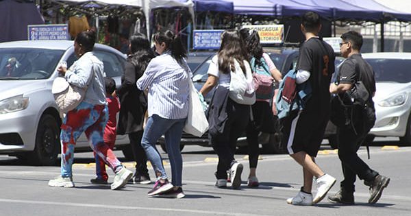 Cadem: El optimismo en Chile alcanza su mayor nivel en 7 años, pero la tensión por la migración va en aumento.