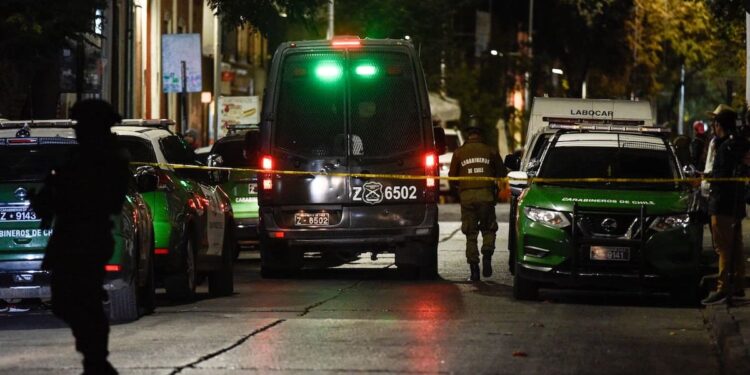 Dueño de un comercio y su empleado fueron heridos a balazos durante un intento de robo en el barrio Yungay de Santiago.