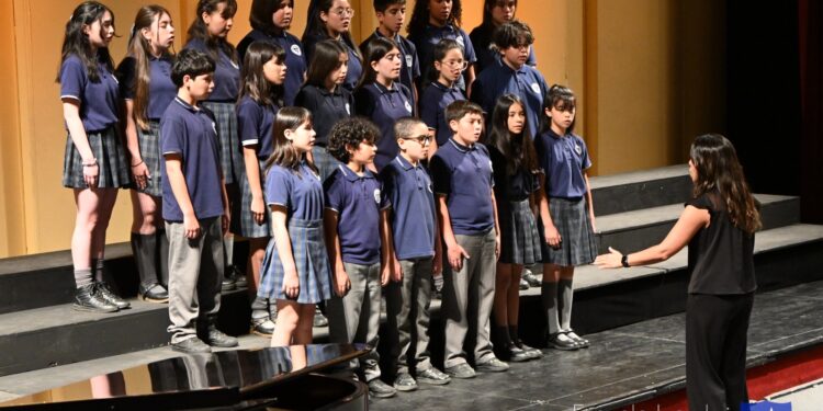 Orgullo regional: Talca festeja la victoria del coro de la Escuela Juan Luis Sanfuentes en el certamen nacional.