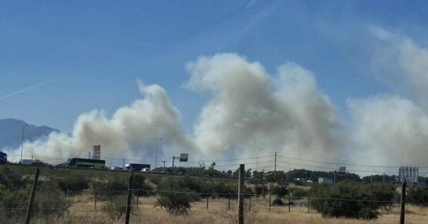 Se registra un gran incendio de pastizales en el camino Noviciado.