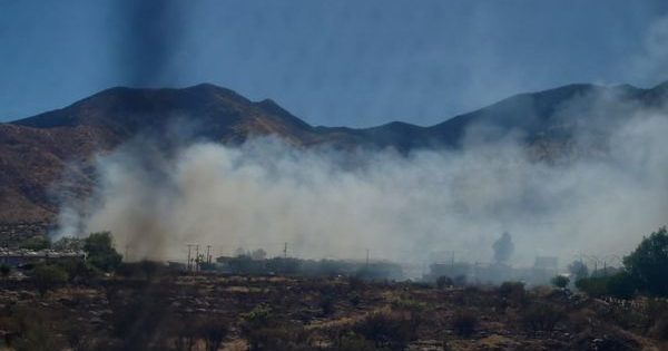 Lampa: bomberos luchan contra incendio de pastizales en el sector de Larapinta.