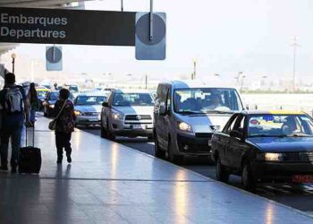 Nueva ley refuerza las penas para el transporte informal en los aeropuertos de Chile.