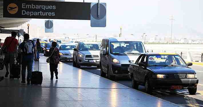 Nueva ley refuerza las penas para el transporte informal en los aeropuertos de Chile.
