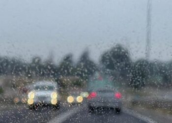 Colina despierta con cielo nublado y unas gotitas de lluvia.