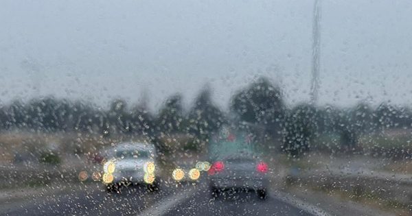 Colina despierta con cielo nublado y unas gotitas de lluvia.