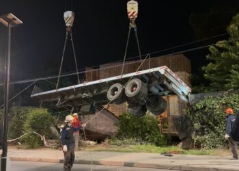 Operativo de emergencia de más de 8 horas para sacar camión chocado.