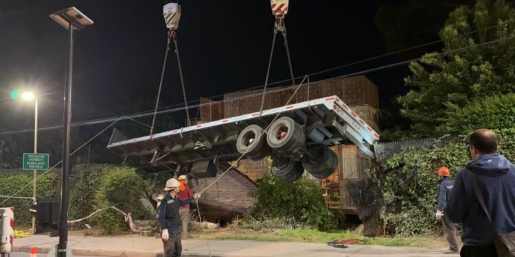 Operativo de emergencia de más de 8 horas para sacar camión chocado.