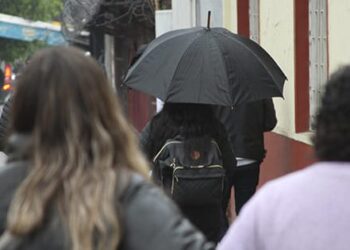 Con paraguas en mano: Colina podría tener lluvias durante gran parte del domingo.