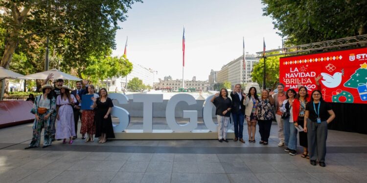Santiago celebra la creatividad de las vitrinas navideñas con una actividad en Paseo Bulnes.