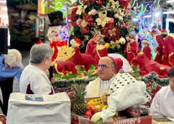 Arzobispo de Santiago celebró la misa de Navidad en el Mercado Tirso de Molina en Recoleta.