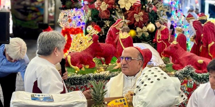 Arzobispo de Santiago celebró la misa de Navidad en el Mercado Tirso de Molina en Recoleta.