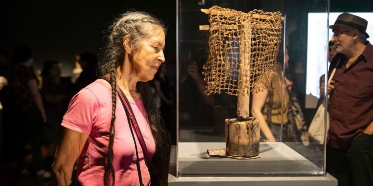 28 artistas chilenas reinterpretan el legado de Gabriela Mistral.