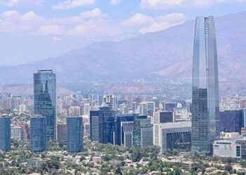 OCDE estima que Chile crecerá un 2,4% en 2025.