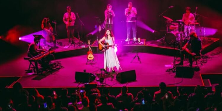 Destacada artista mexicana Silvana Estrada se presenta en el Teatro Municipal de Santiago.