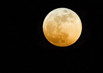 Calendario astronómico: La última superluna y el cometa 3I/ATLAS iluminan el cielo de diciembre.