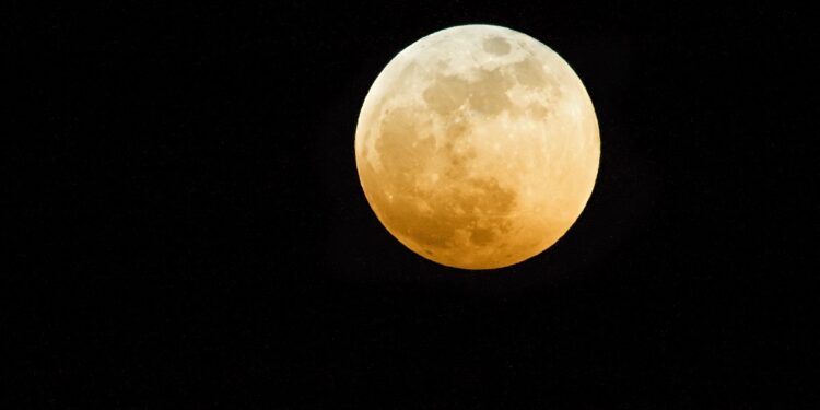 Calendario astronómico: La última superluna y el cometa 3I/ATLAS iluminan el cielo de diciembre.