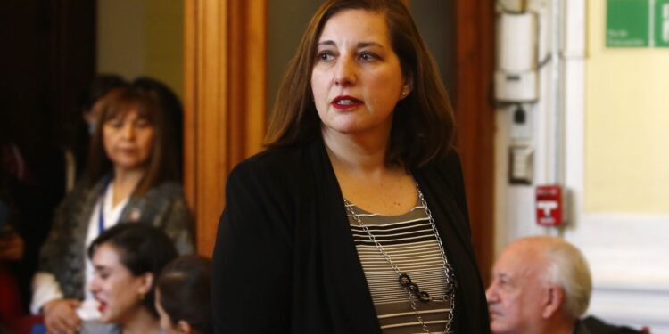 Senadora Vodanovic solicita el cierre del Lago Vichuquén debido a riesgos sanitarios y ecológicos.