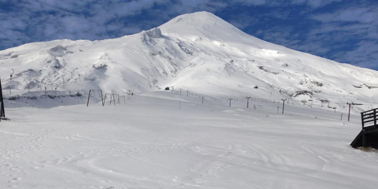 Contraloría señala 15 mil construcciones en área de alto riesgo volcánico y clasifica el monitoreo del Villarrica como “débil”.