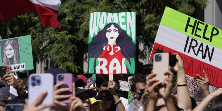 Protestas en Irán causan cerca de 200 muertes, mientras el apagón de internet continúa.