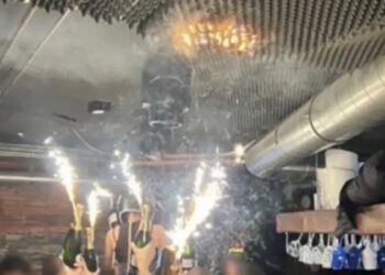 ¿Qué muestran las imágenes y videos acerca de la veloz propagación del incendio en un bar de un centro de esquí en Suiza?