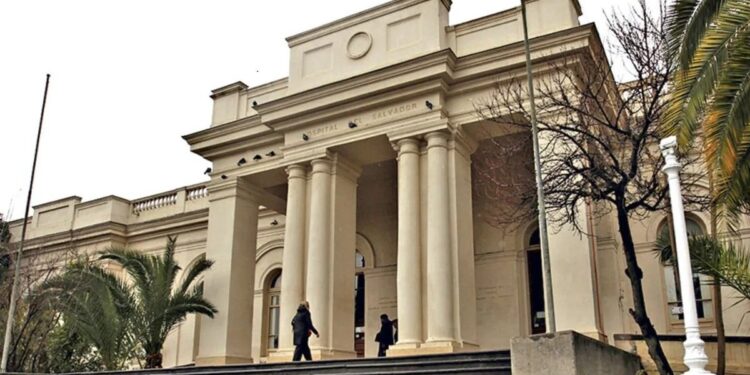 El Hospital del Salvador aborda la controversia sobre la cirugía de la madre de la ministra Aguilera e inicia una auditoría clínica.