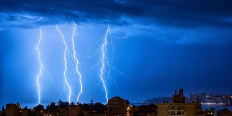 Senapred emite alerta temprana preventiva en la Región de Valparaíso debido a tormentas eléctricas.