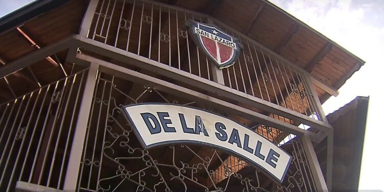 La justicia ordena a un colegio de Santiago el pago de $30 millones por no tomar medidas ante el acoso escolar de una alumna trans.