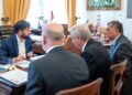 Presidentes de Chile se reúnen en La Moneda para coordinar respuesta a incendios: Anuncian trabajo conjunto y refuerzo de recursos.