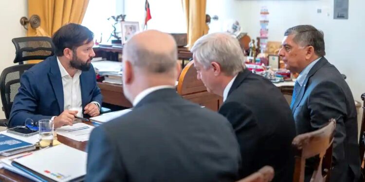 Presidentes de Chile se reúnen en La Moneda para coordinar respuesta a incendios: Anuncian trabajo conjunto y refuerzo de recursos.