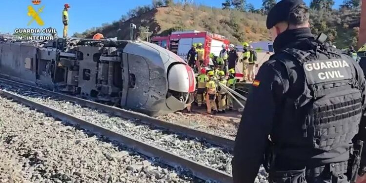 Se eleva a 40 el número de fallecidos por el choque de dos trenes de alta velocidad en el sur de España.