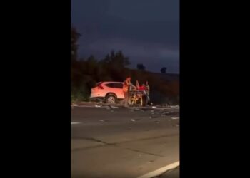 Accidente frontal entre dos autos menores causa la muerte de dos personas en la carretera que conecta Algarrobo y Casablanca.