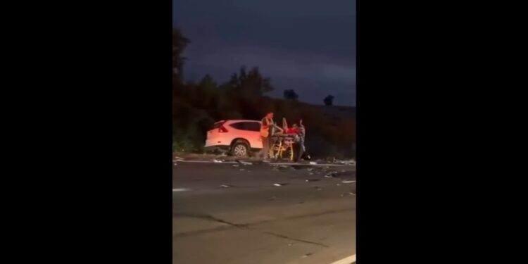 Accidente frontal entre dos autos menores causa la muerte de dos personas en la carretera que conecta Algarrobo y Casablanca.