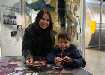 Niño de Talca viajó a Inglaterra y vivió una experiencia espacial gracias a su sobresaliente desempeño académico.