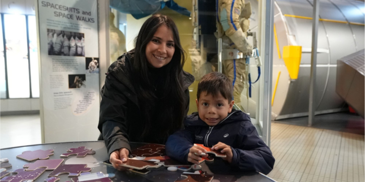 Niño de Talca viajó a Inglaterra y vivió una experiencia espacial gracias a su sobresaliente desempeño académico.