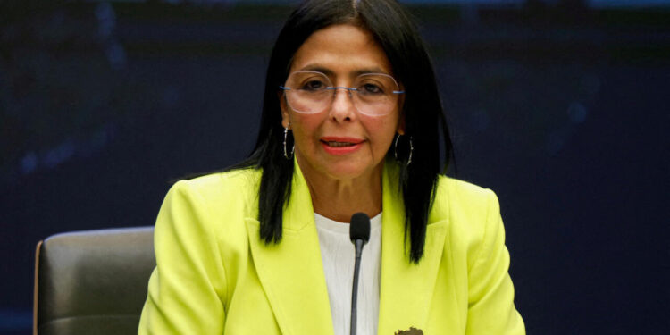 Trump advierte a Delcy Rodríguez sobre posibles consecuencias si no colabora con Washington.