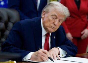 Trump advierte con aplicar aranceles a los países que envíen petróleo a Cuba.